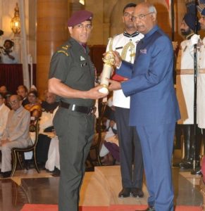 Dhoni Receiving Padma Award Photo President Of India Twitter_485x500