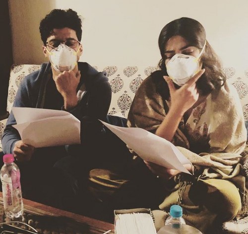 Priyanka Chopra Farhan Akhtar Mask Photo Delhi Pollution_500x471