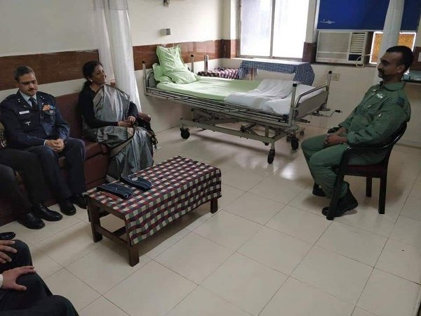 Sitharaman visits Wing Commander Abhinandan_600x450