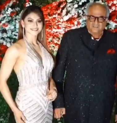 Video of Urvashi Rautela, Boney Kapoor creates a stir - The English