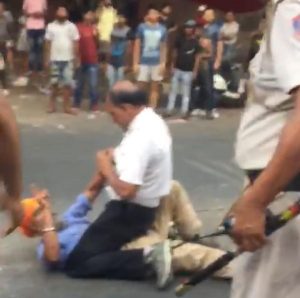 Delhi Sikh tempo driver being beaten up by Mukherji Nagar police_600x596