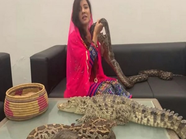 Pak singer threatens PM Modi with snakes_600x447