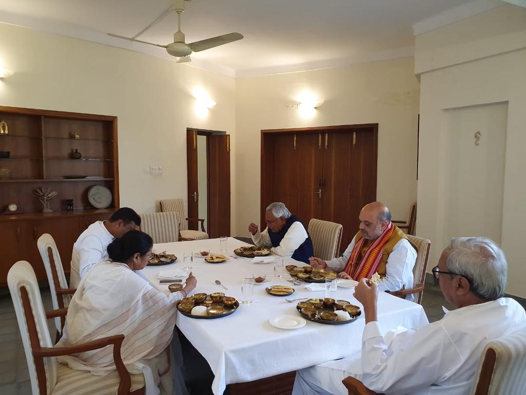 Mamata Banerjee Amit Shah Naveen Patnaik Dharmendra Pradhan Nitish Kumar at Naveen Niwas at Lunch