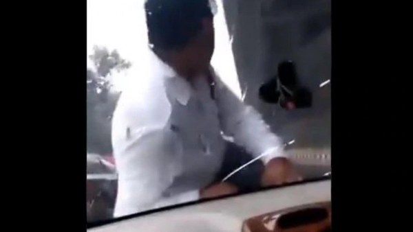 Man Drags Traffic Cop On Cars Bonnet Video Goes Viral The English Post Breaking News 6398