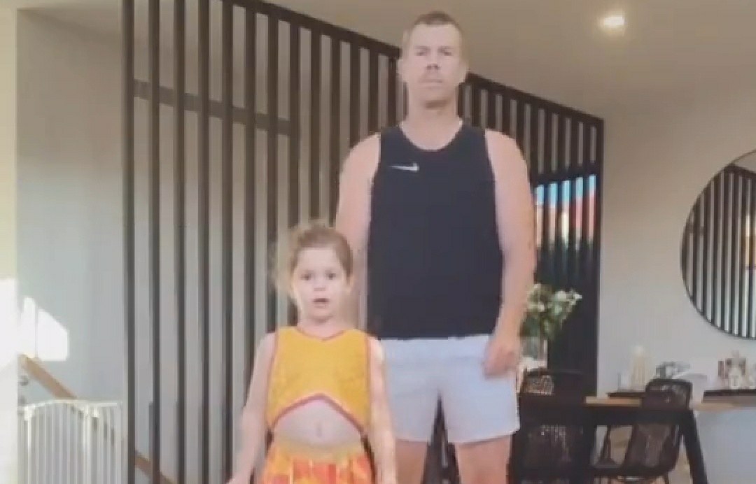 David Warner dances on 'Sheila Ki Jawani' with his daughter