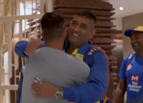 MS Dhoni and Raina_600x434