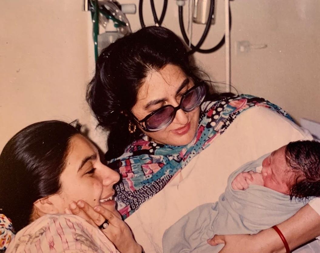 Sara Ali Khan with mother and nani