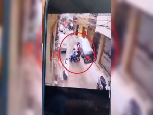 Spirited mother fights off kidnappers to save her 4-yr-old Photo Videograb