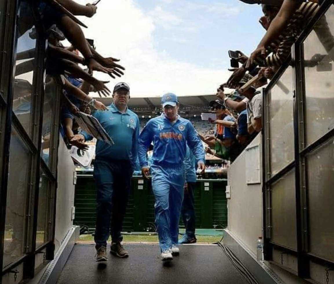 Mahendra Singh Dhoni Photo Tweeted By @HemantSorenJMM