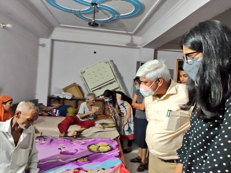 Senior_citizens_were_living_in_unhygenic_conditions_in_an_old_age_home_in_Delhi_75