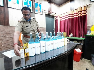 This cop gives 'Gangajal' as gift to complainants