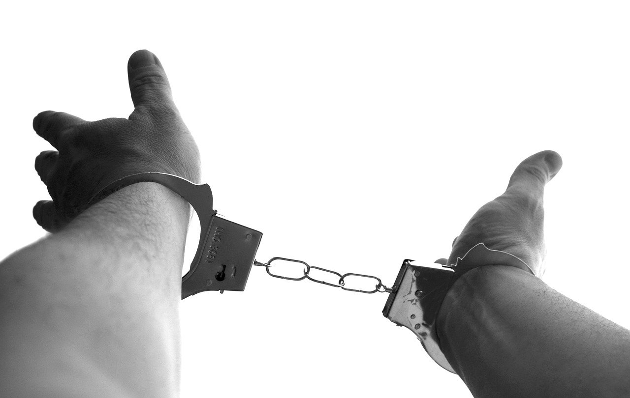 Arrest handcuffs-921290_1280