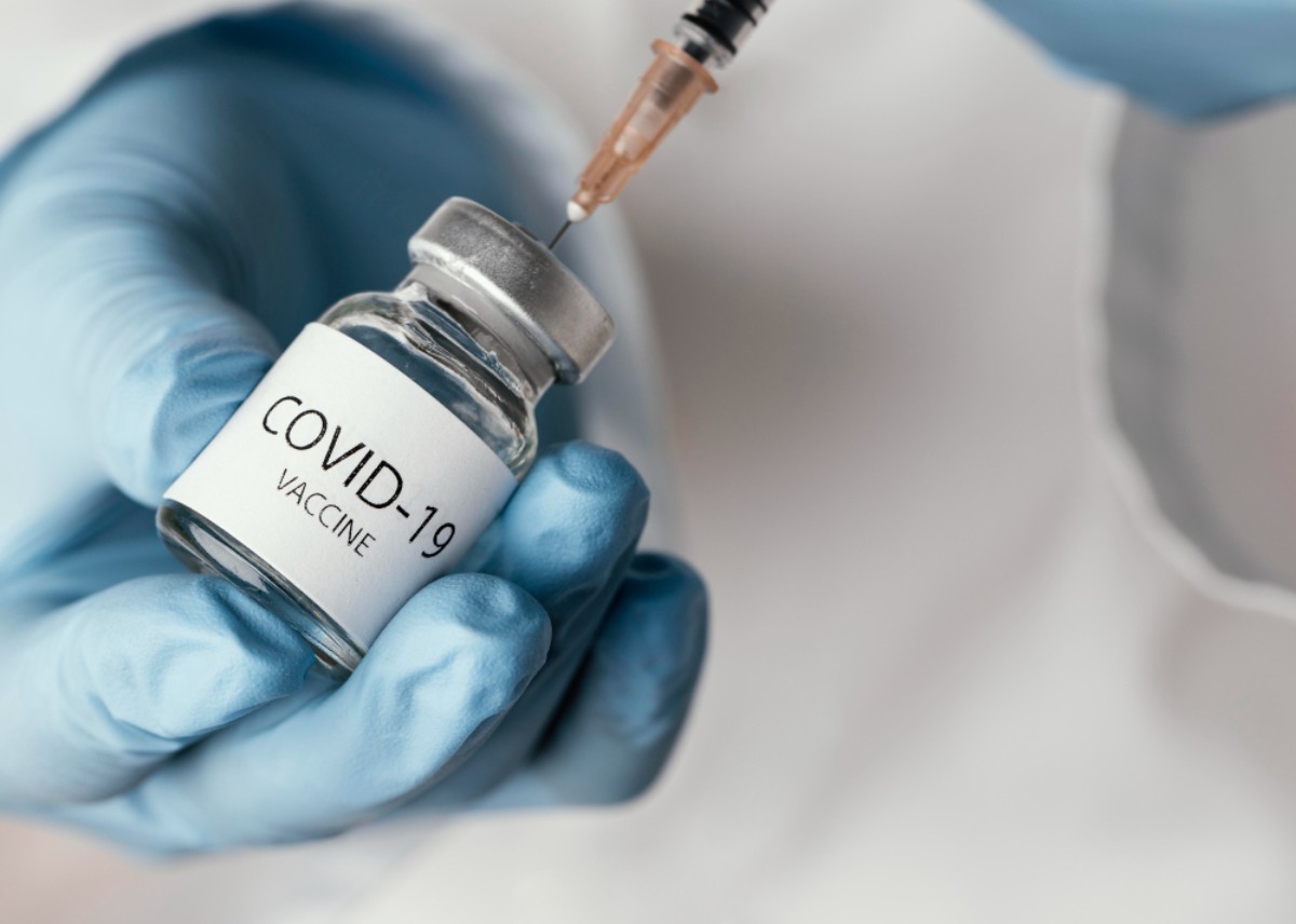 COVID doctor-preparing-covid-19-vaccine (1)