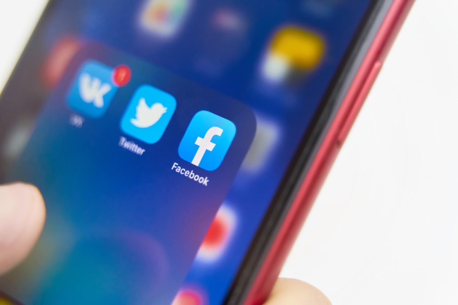 social-media-apps-smartphone-screen-facebook-twitter-vk-logos (1)