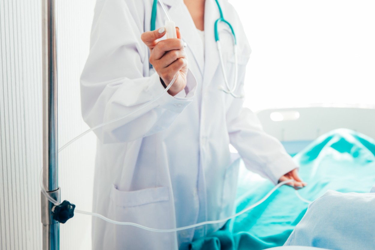 doctor-is-giving-patient-saline (1)