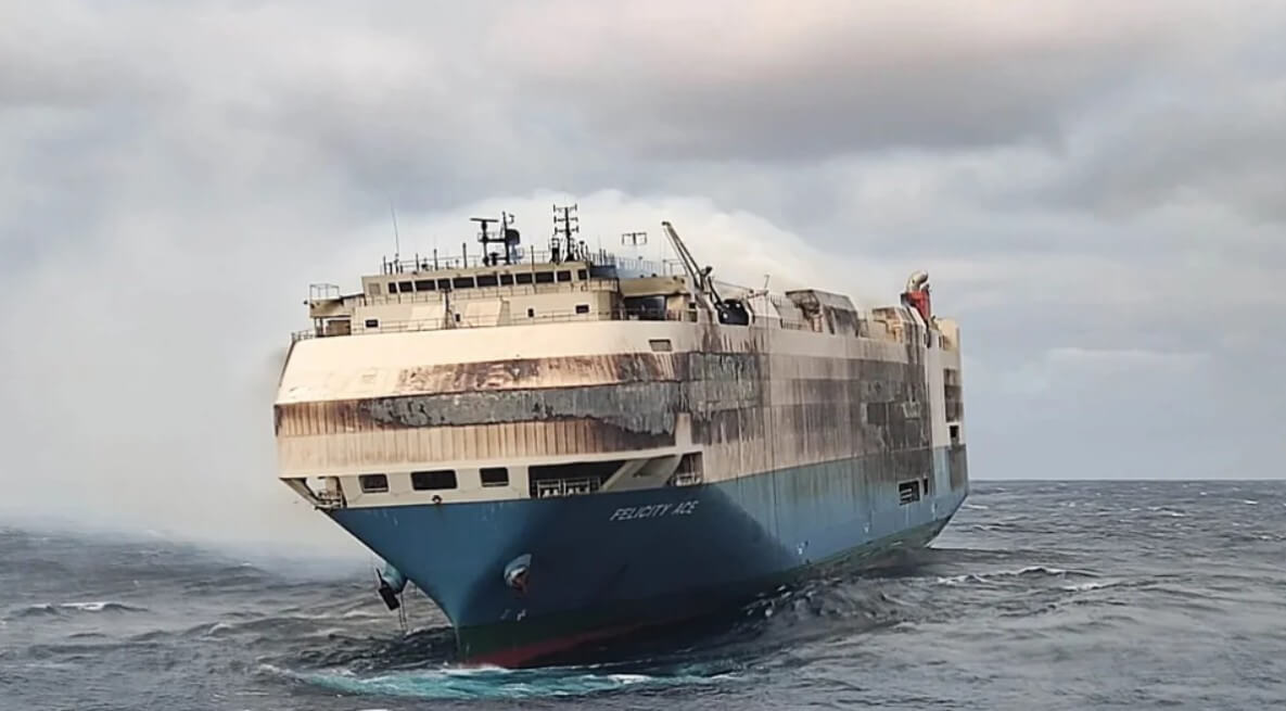 4000 luxury cars sink in the Atlantic (1)