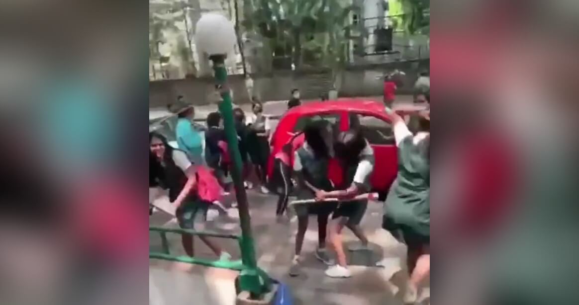 Girls gang fight on Bengaluru street (1)