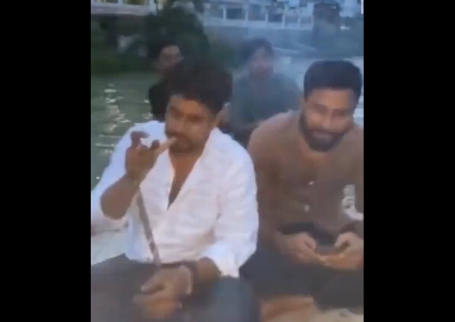 Prayagraj youths seen smoking hookah in Ganga (1)