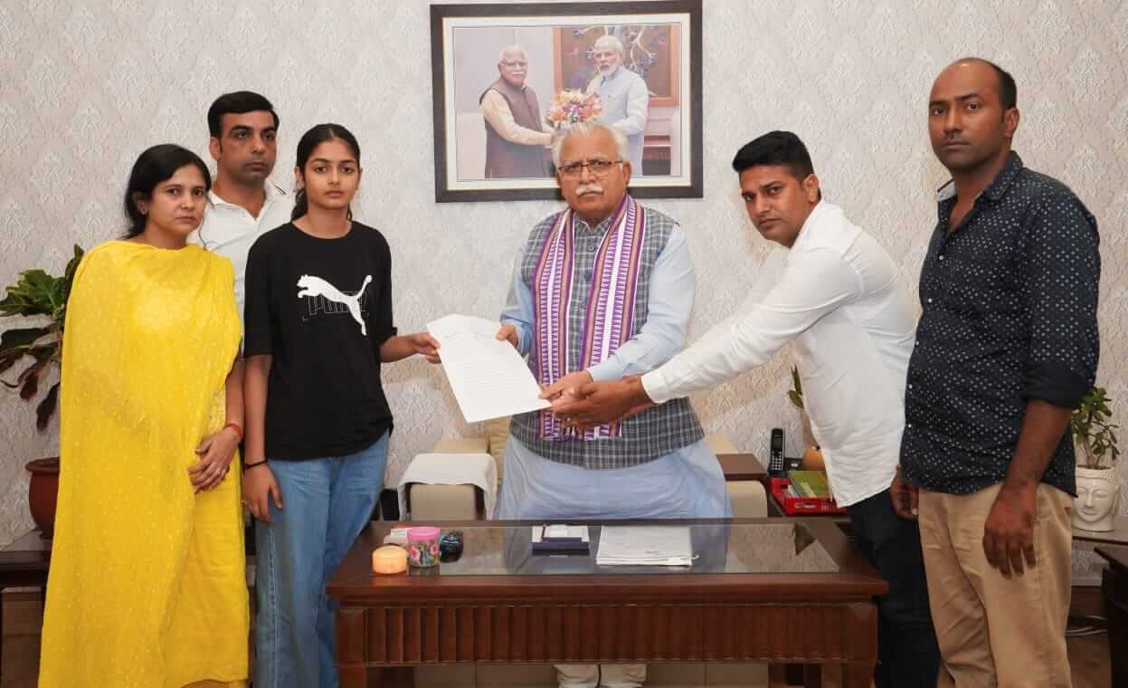 Yashodhara meets Haryana CM and demands for CBI probe into mother's death (2)