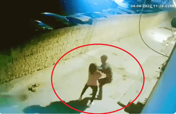 Video of a girl fighting thief in Delhi goes viral