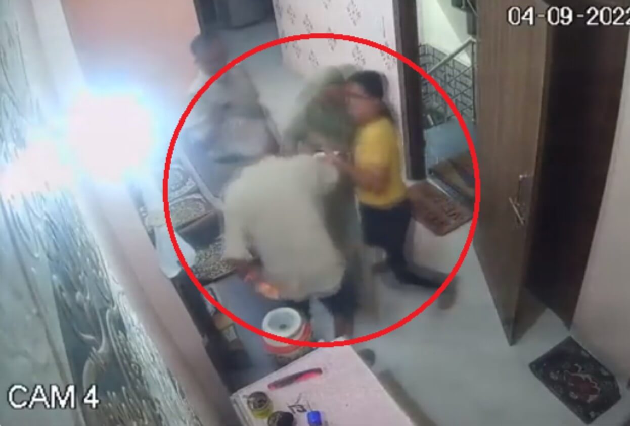 Woman sub inspector thrashing father in law in Delhi (1)