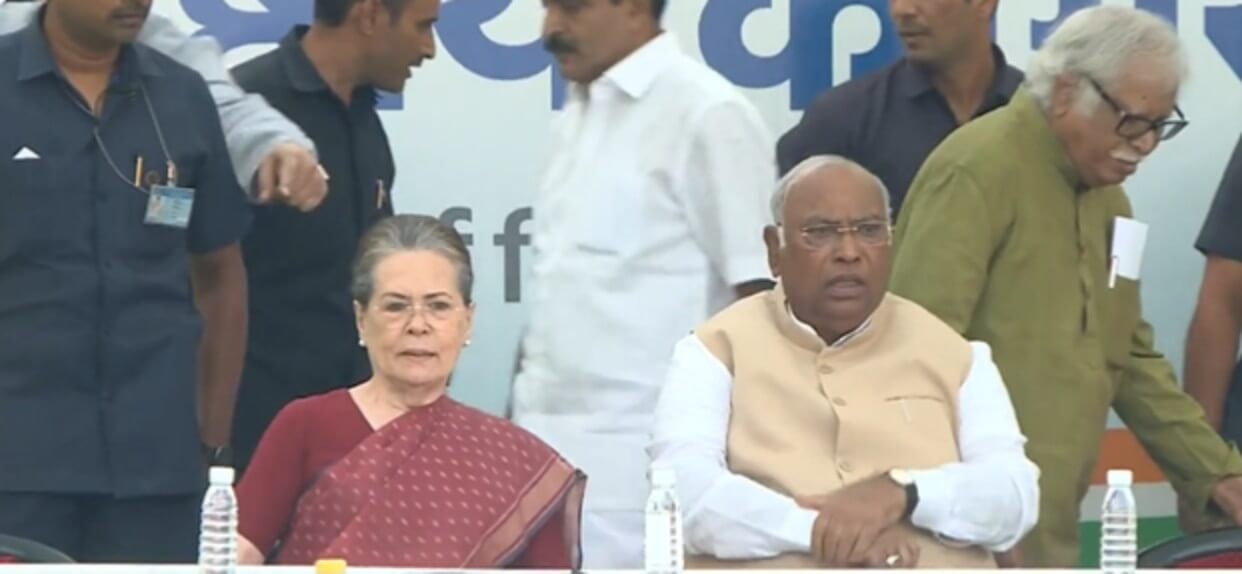 Sonia Gandhi and Mallikarjun Kharge (1)