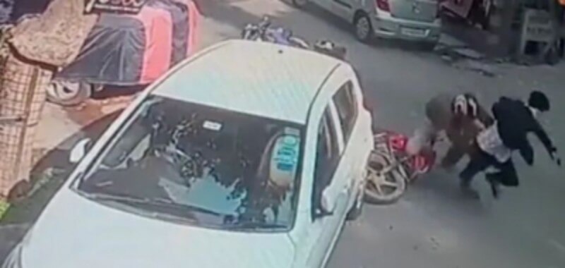 Delhi Police constable jumps off bike to catch snatcher, VIDEO goes ...