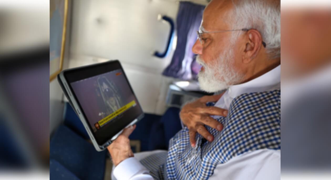 PM Modi watches live Surya Tilak of Lord Ramlalla (1)