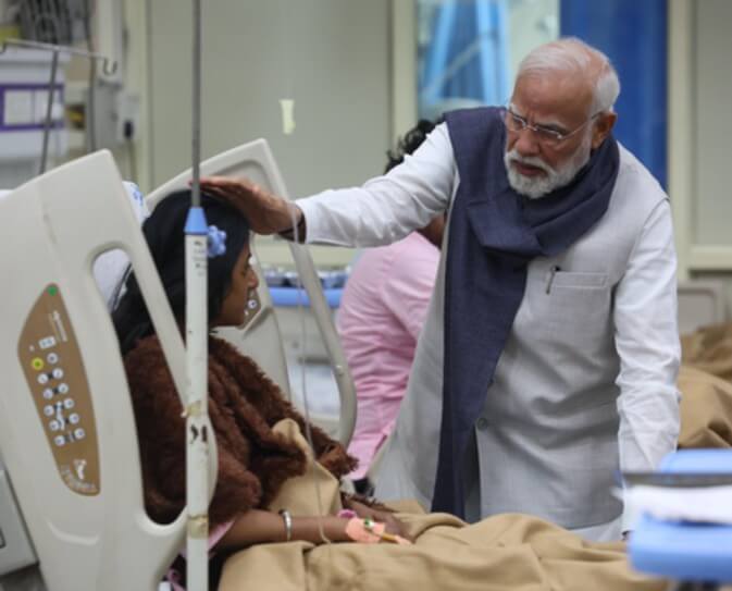 PM Modi meets injured at LNJP hospital - Delhi blast case (1)