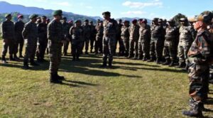 Lt Gen Tiwari visits frontier areas in Tripura Bangladesh border (1) (1)