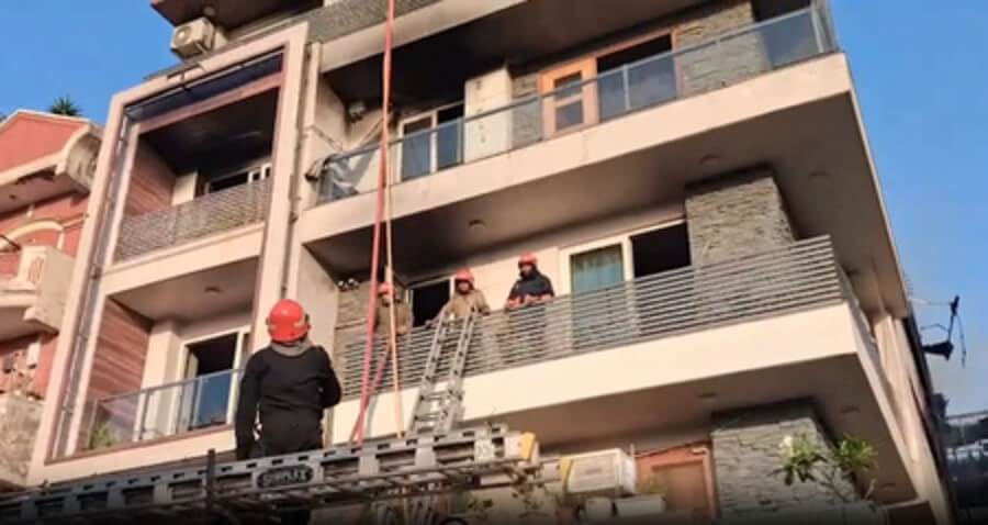 massive fire in delhi multistorey building 9 killed (1) (1)